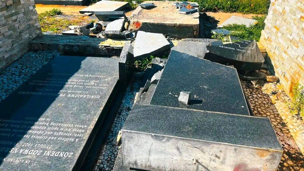 Ingcwaba likaRobert Sobukwe lonakaliswe kwakhona eGraaff-Reinet eMpuma Koloni.