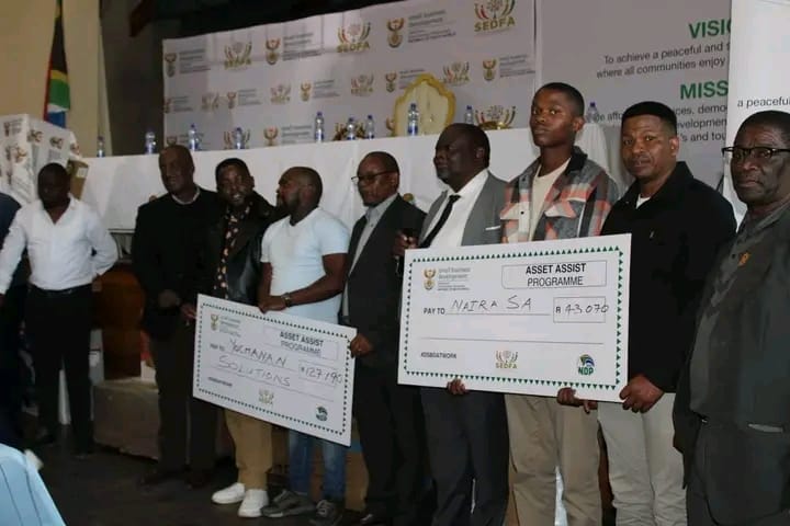 UMphathiswa uStella Ndabeni kunye neenkokeli zikarhulumente benikezela ngezixhobo kumashishini amancinci eKomga, eAmathole.