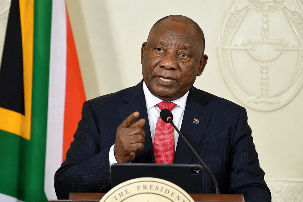 UMongameli uCyril Ramaphosa ethetha kwiPalamente malunga noqhanqalazo olujoliswe kubantu bamanye amazwe.