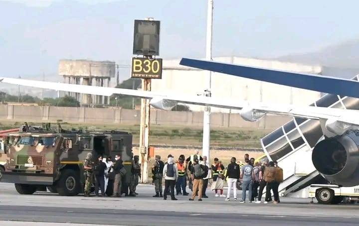 Amadoda amathandathu aseNigeria abanjwe eMzantsi Afrika ngezityholo zobuqhetseba obungaphezu kwe-R100 million